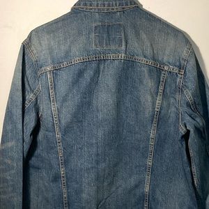 Levi’s denim jean jacket worn once excellent condition!